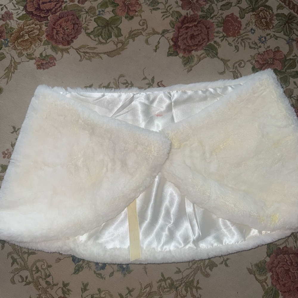 Elegant White Faux Fur Wrap